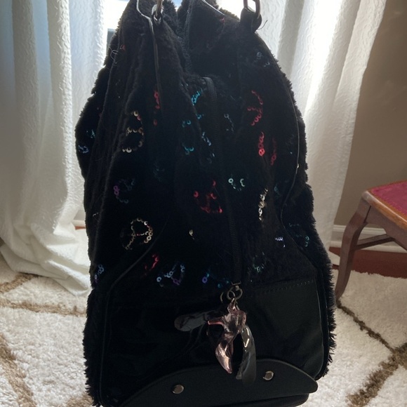 Justice Girl’s Black Plush Sequin Peace Sign Rolling Overnight Bag Sleepover - Picture 4 of 11